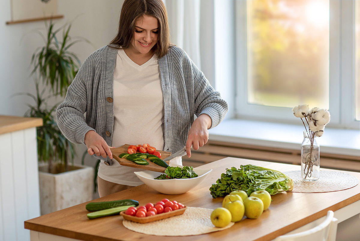 Frau bereitet Salat zu