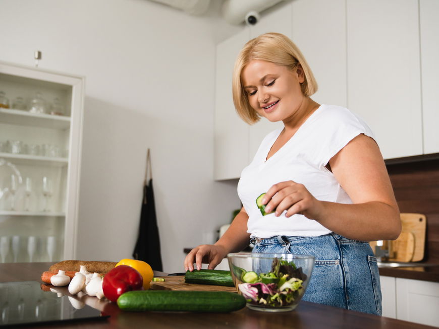 Frau macht Salat