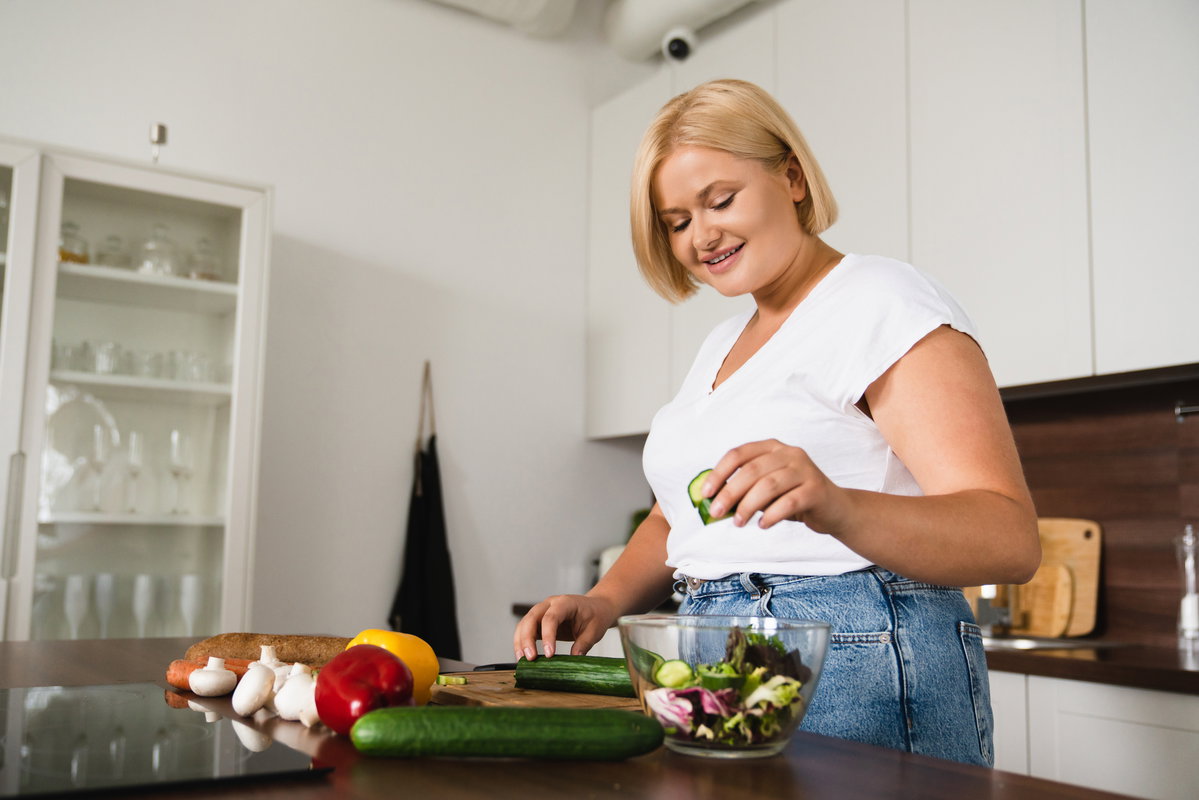 Frau macht Salat