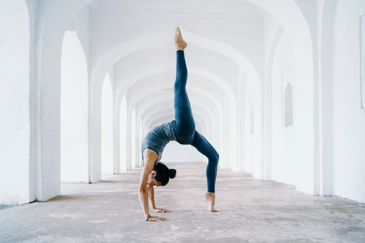 Frau macht Yoga