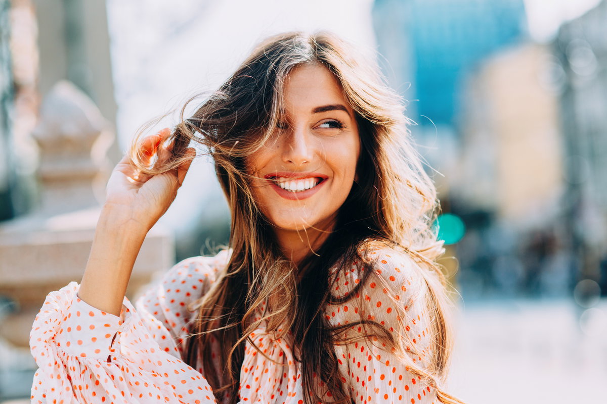 Frau mit langen Haaren