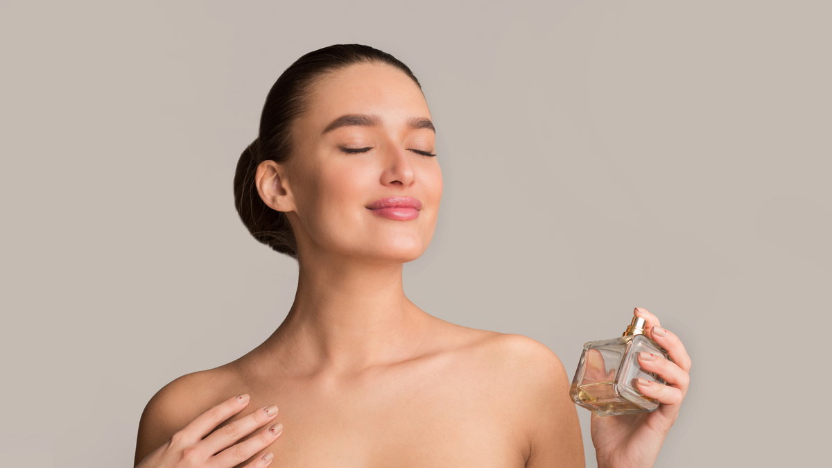 Frau trägt Parfum auf