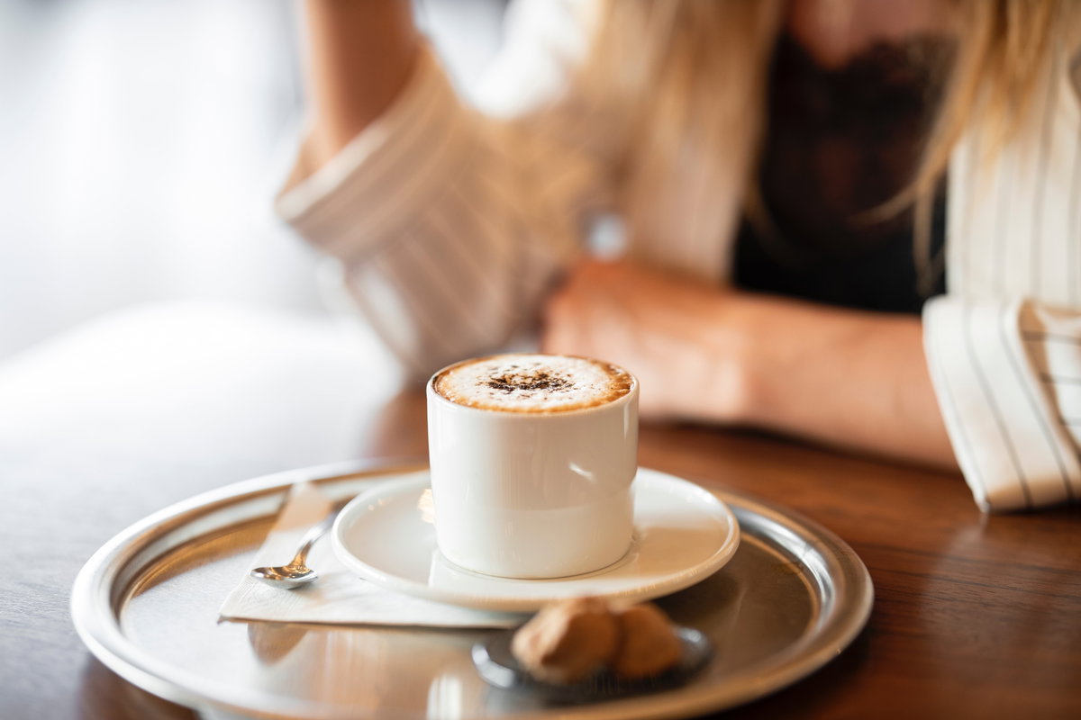 Frau trinkt Kaffee