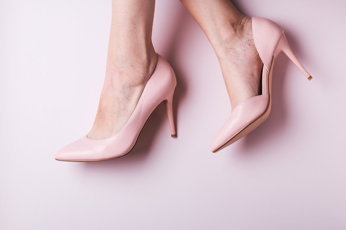 Frau in Pumps mit Besenreisern