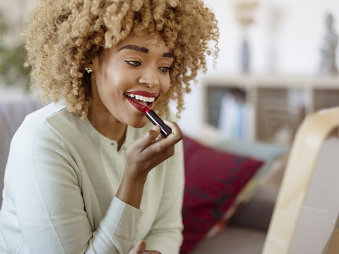 Statt aggressiver Aufhellung: Diese Lippenstift-Farben lassen Ihre Zähnen sofort erstrahlen