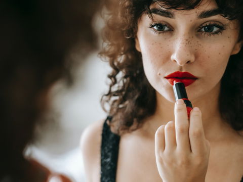 Vorsicht: Diese Lippenstift-Farben lassen Zähne gelb wirken