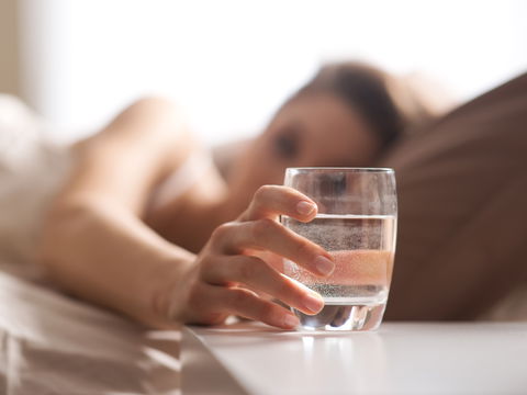 Warum das Glas Wasser neben unserem Bett krank machen kann 