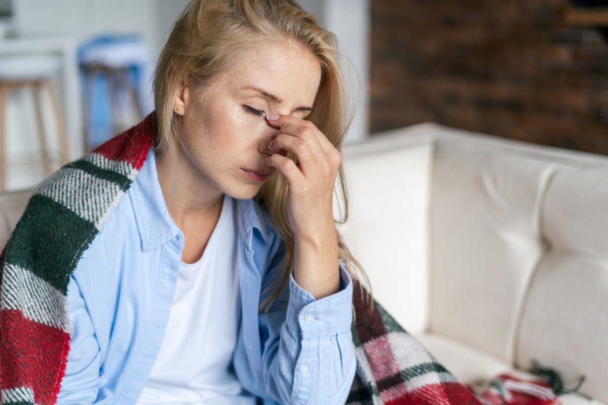 Gestresste Frau sitzt auf Sofa