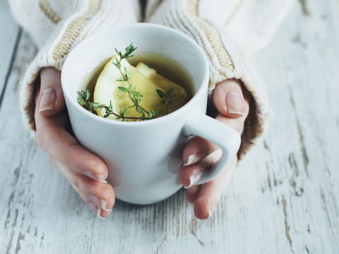 Warum Sie die heiße Zitrone auf keinen Fall heiß trinken sollten
