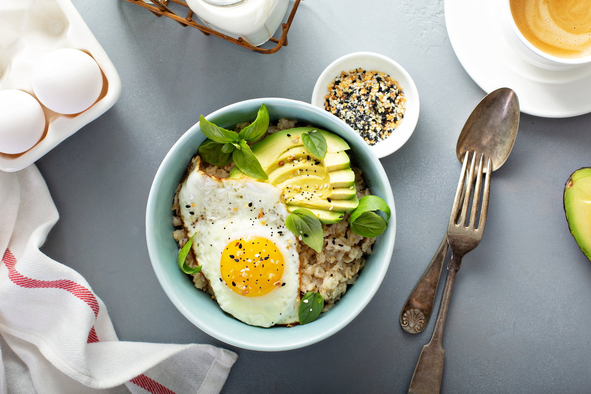 herzhaftes Porridge mit Ei und Avocado