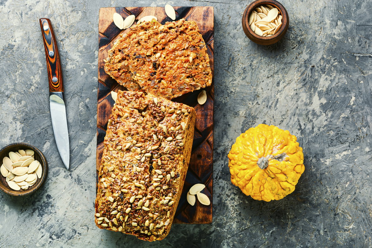 Kürbiskernbrot mit Kürbis auf Brett