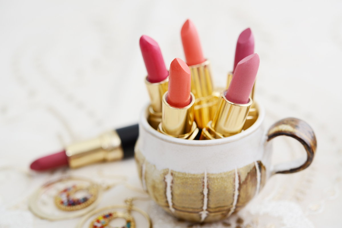Lippenstifte in Keramiktasse