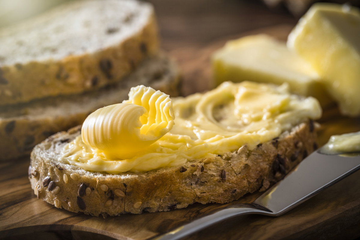 Margarine auf Scheibe Brot geschmiert