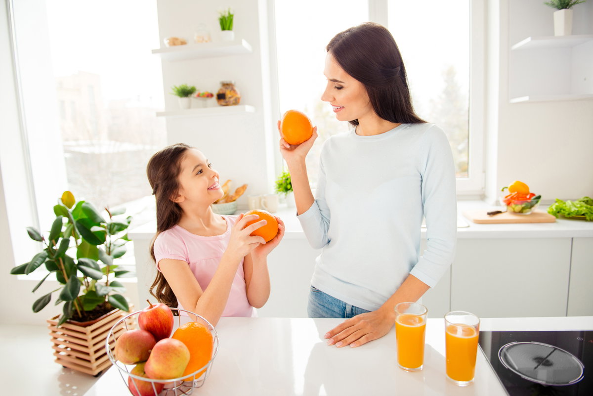Mutter und Kind mit Orangen