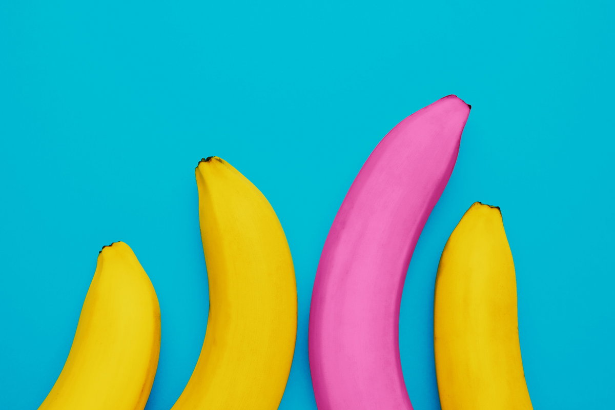 Bananen unterschiedlicher Größe nebeneinander