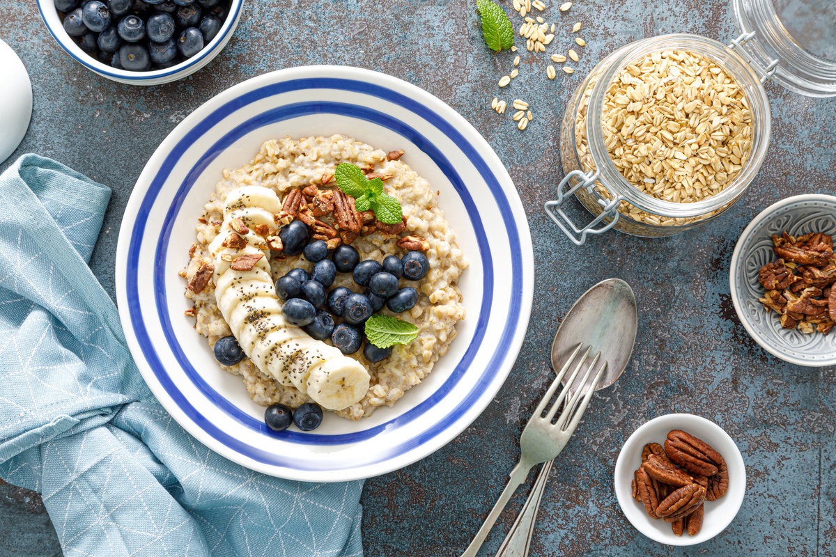 Porridge mit Heidelbeeren und Bananen