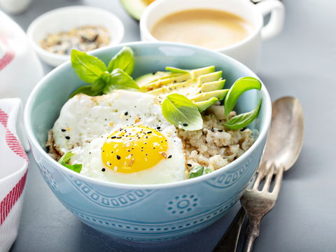 Haferflocken herzhaft zubereiten: Probieren Sie unser Porridge mit Avocado aus