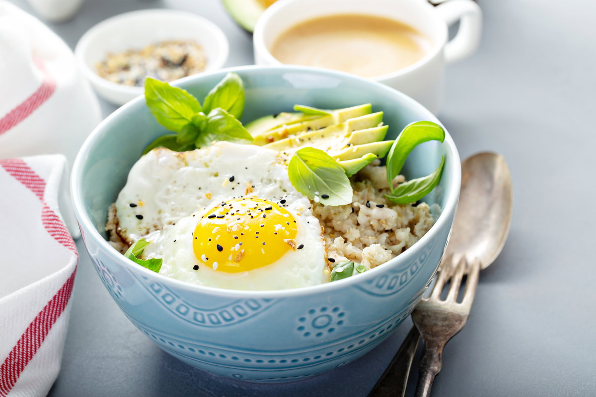 Porridge mit Avocado und Ei