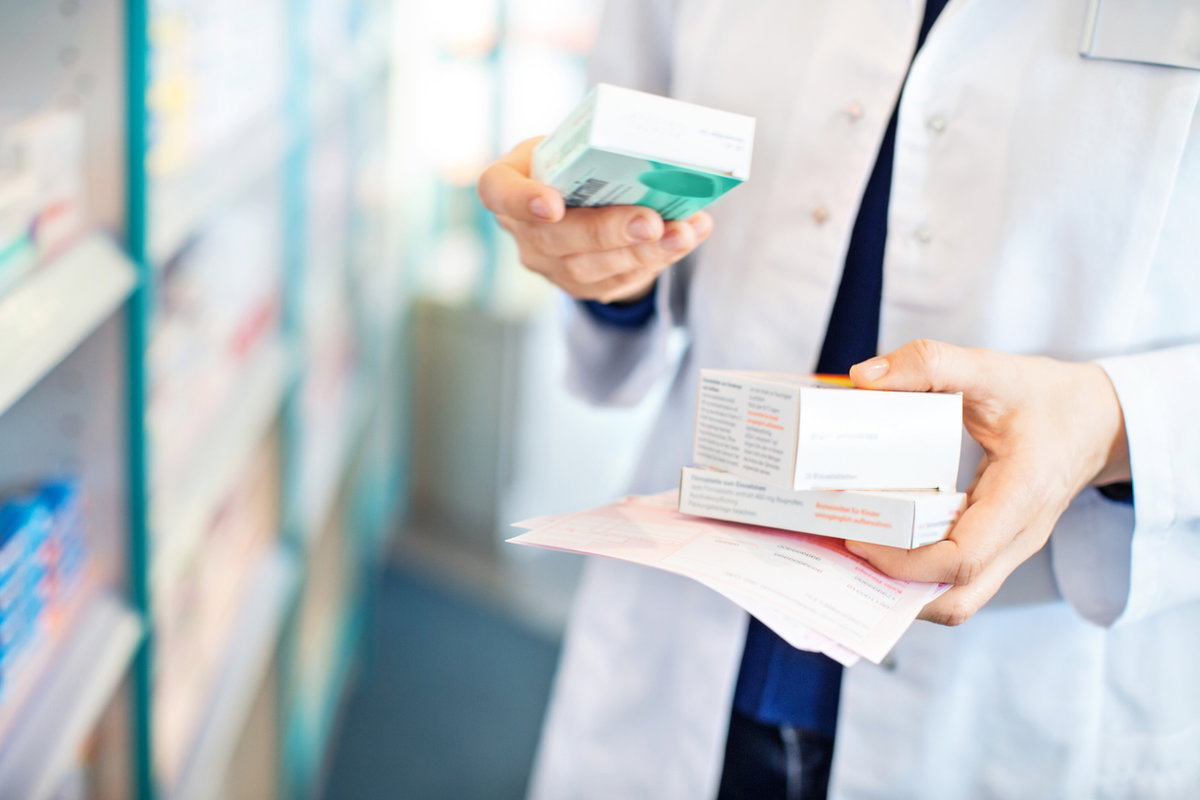 Apotheker wählt Medikamente aus