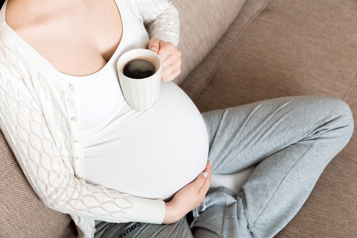 Schwangere Frau trinkt Kaffee