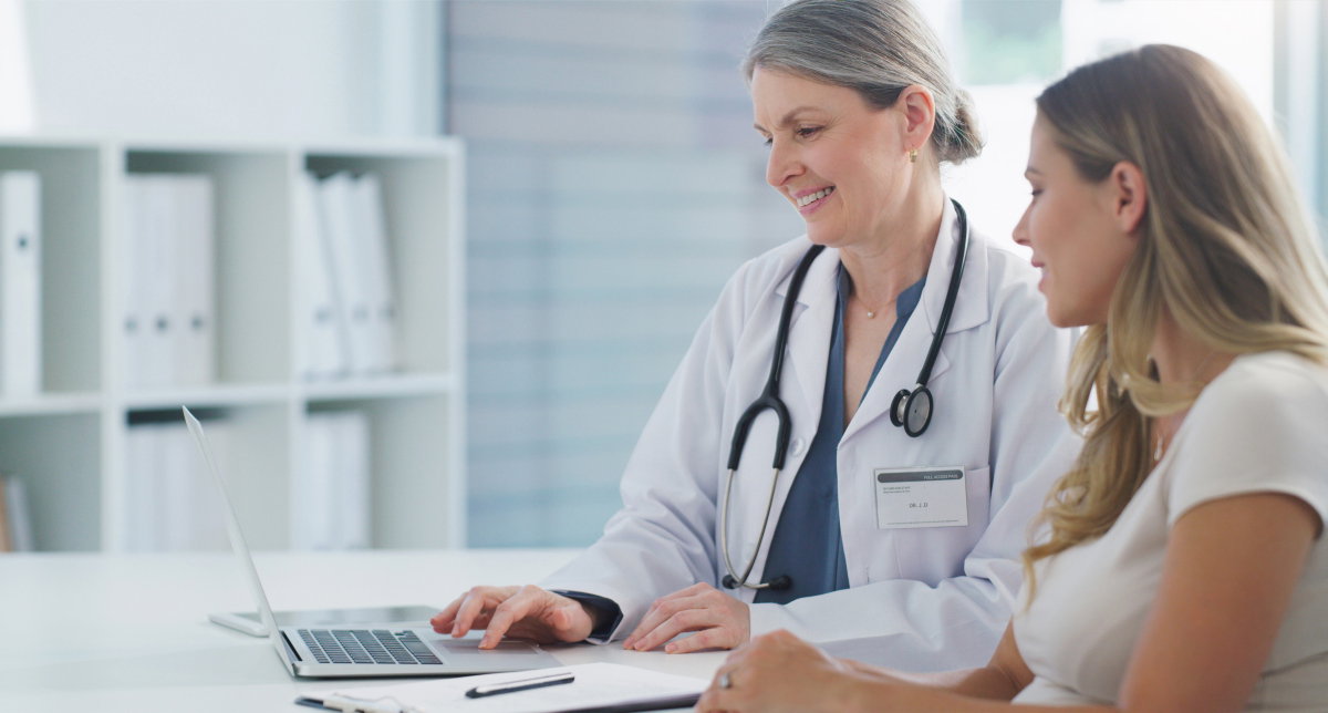 Ärztin berät Patientin