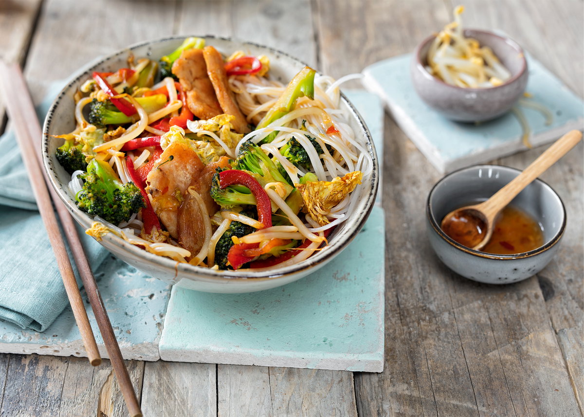 Wokgemüse mit Hähnchen in Schüssel