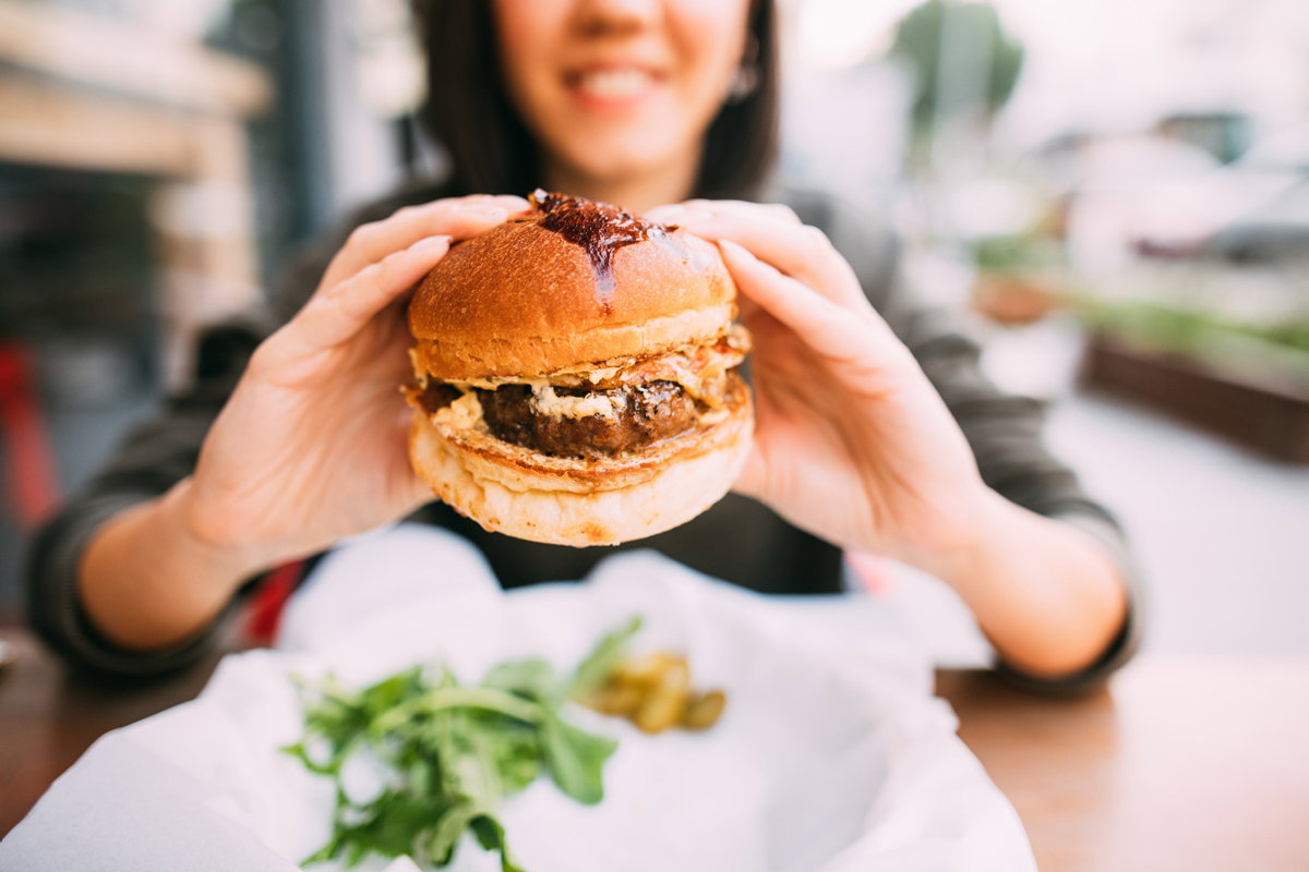 Frau isst Burger