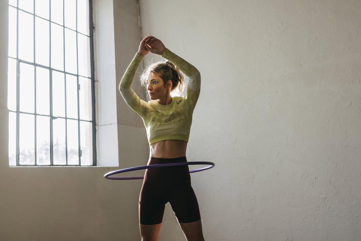 Frau macht Hula-Hoop