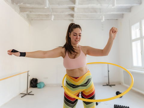 Hula-Hoop: So wirken sich täglich 10 Minuten auf Ihren Körper aus