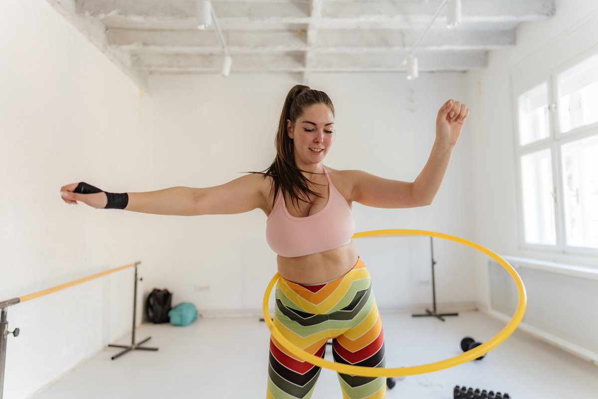 Frau macht Hula-Hoop