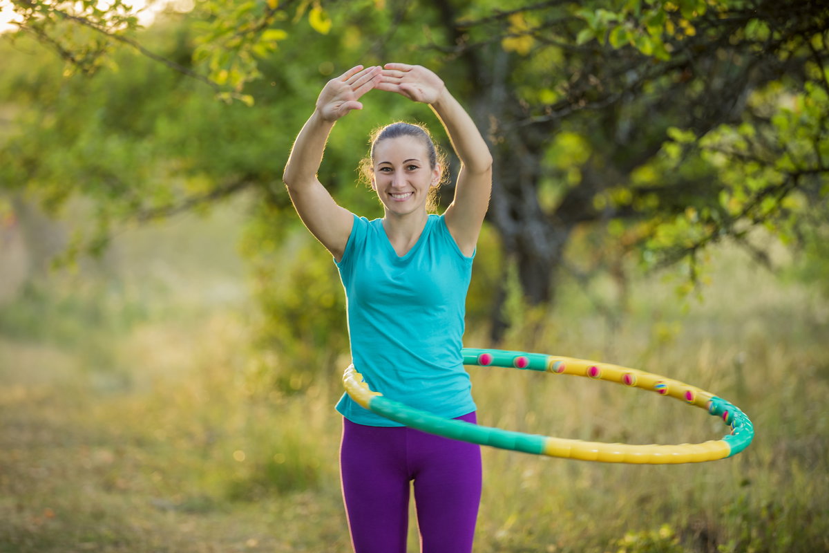 Frau mach Hula-Hoop