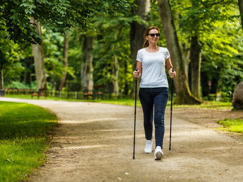 Mit Nordic Walking abnehmen: Diese 5 Tipps müssen Anfänger kennen