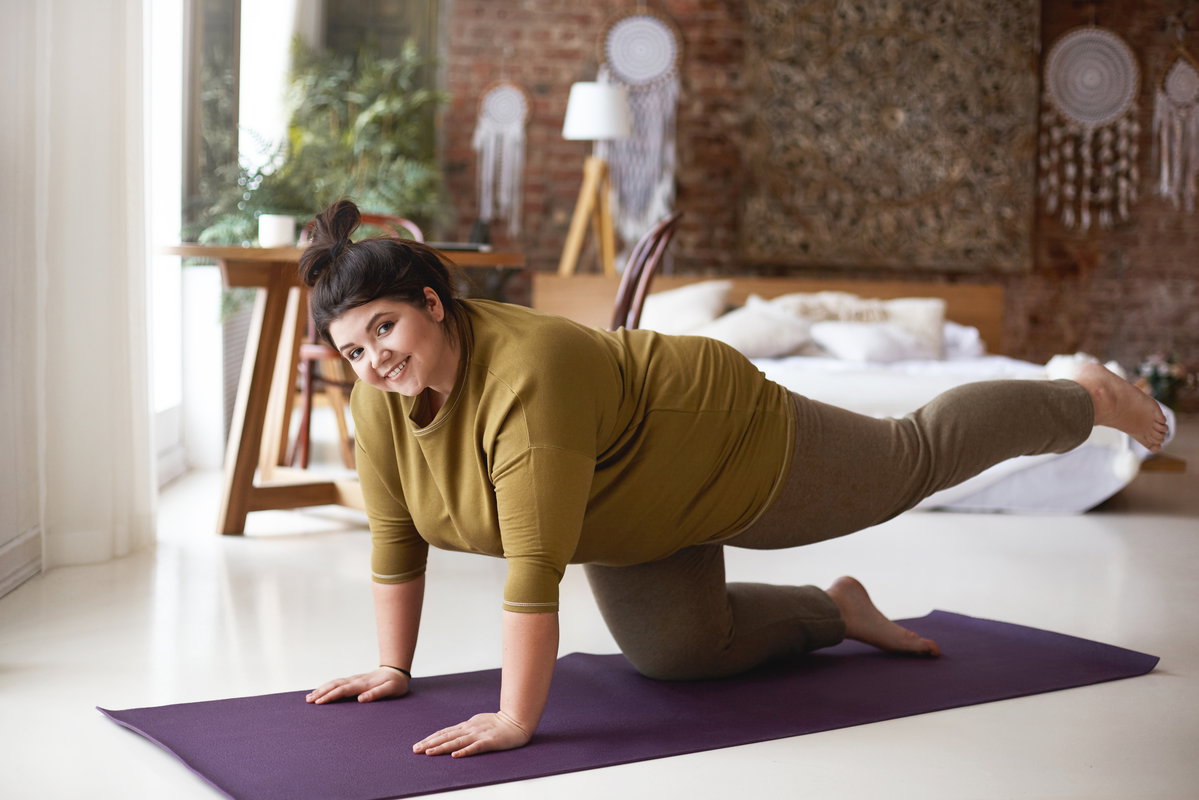 Frau macht Pilates
