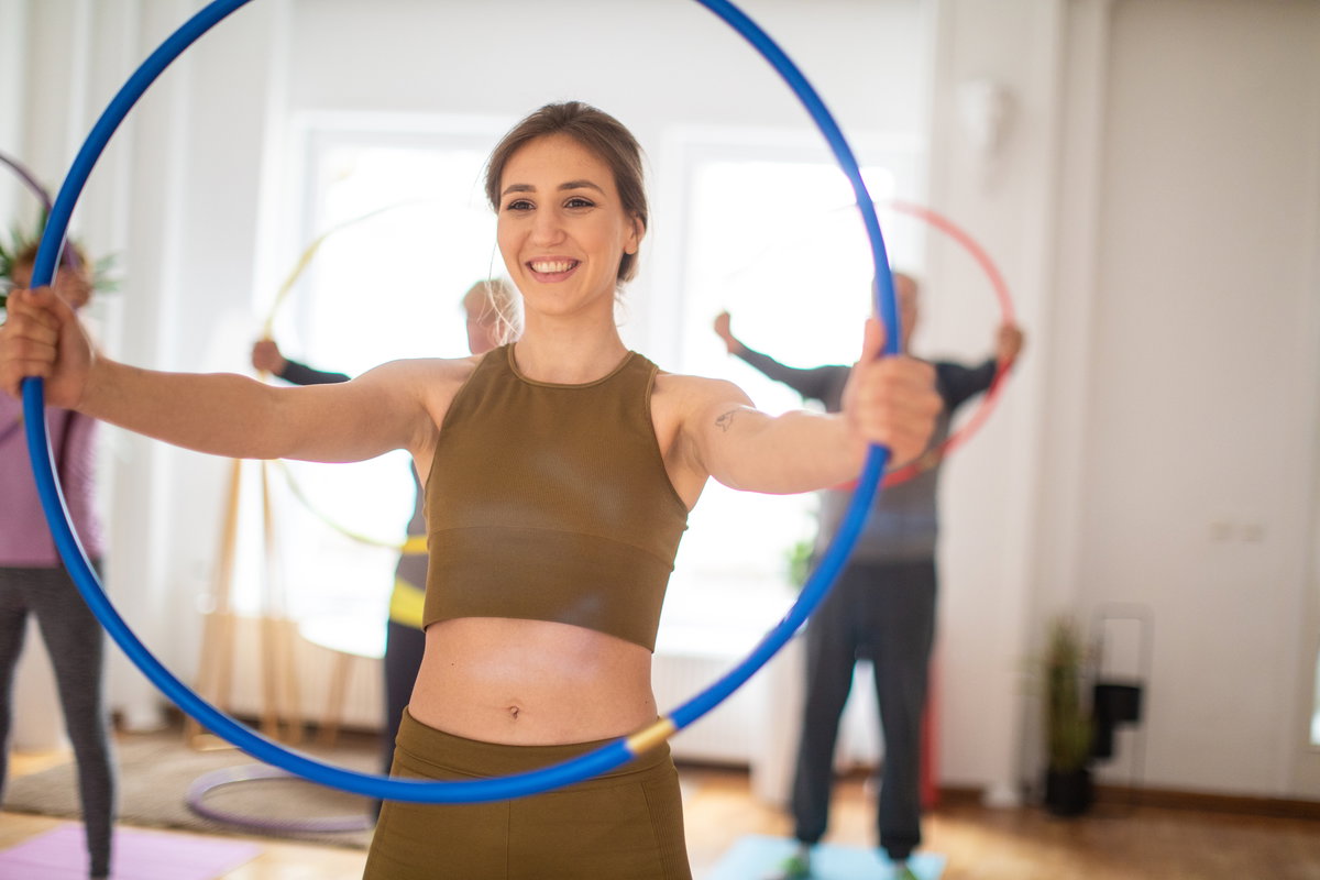 Frau hält Hula-Hoop-Reifen