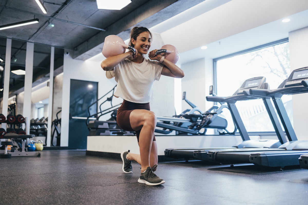 Frau macht Kettlebell-Übung