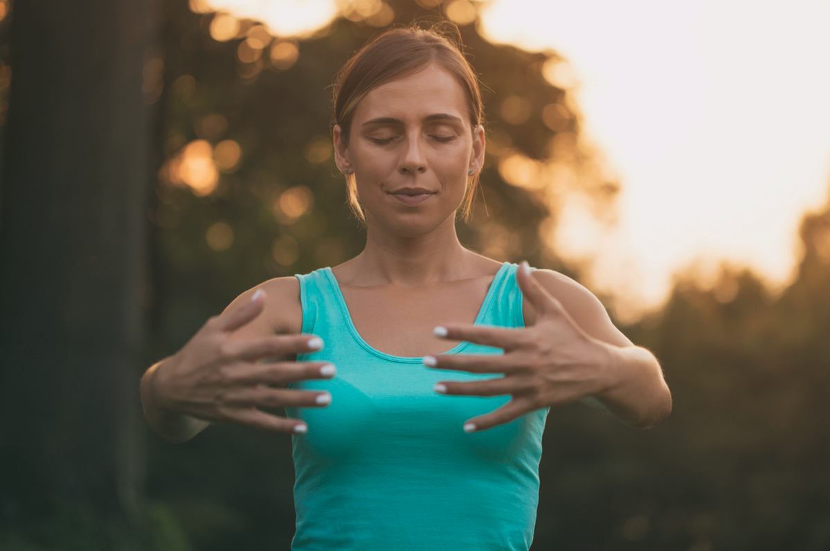 Frau macht Qigong