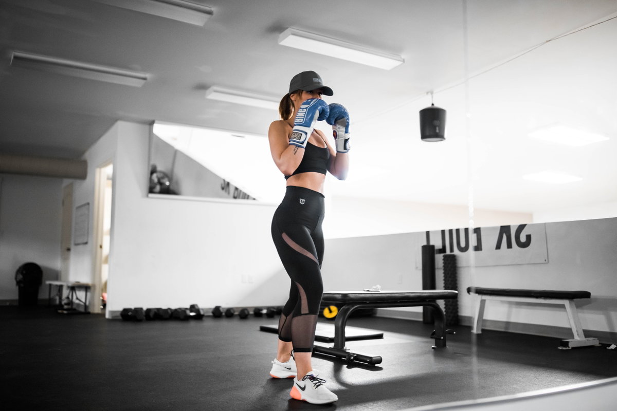 Frau mit Boxhandschuhen