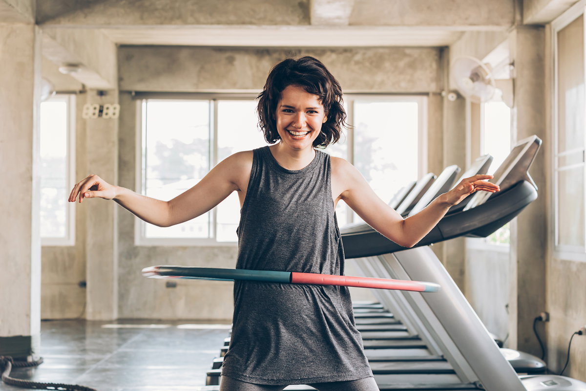 Frau mit Hula-Hoop-Reifen