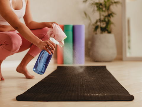 Stinkende Yogamatte? So wird sie wieder sauber und bekommt einen herrlichen Duft 