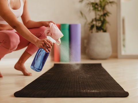 Stinkende Yogamatte? So wird sie wieder sauber und bekommt einen herrlichen Duft