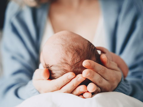 Stammzellen für die Familie: Warum das Nabelschnurblut eines Kindes auch Geschwistern helfen kann