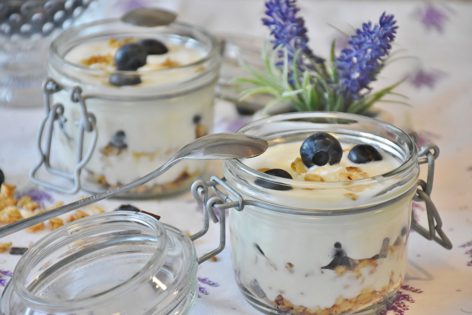 Haferflocken und Obst im Glas
