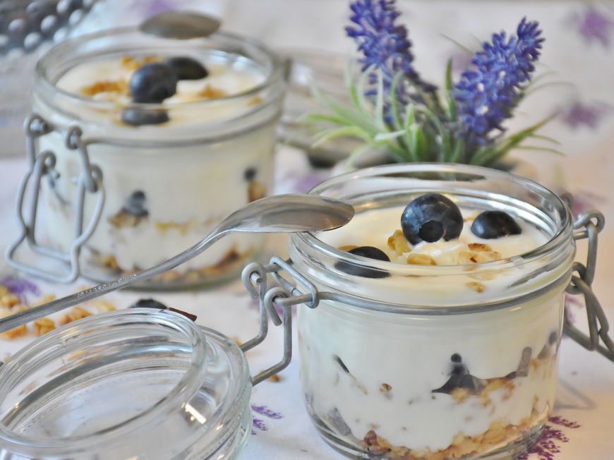 Haferflocken und Obst im Glas