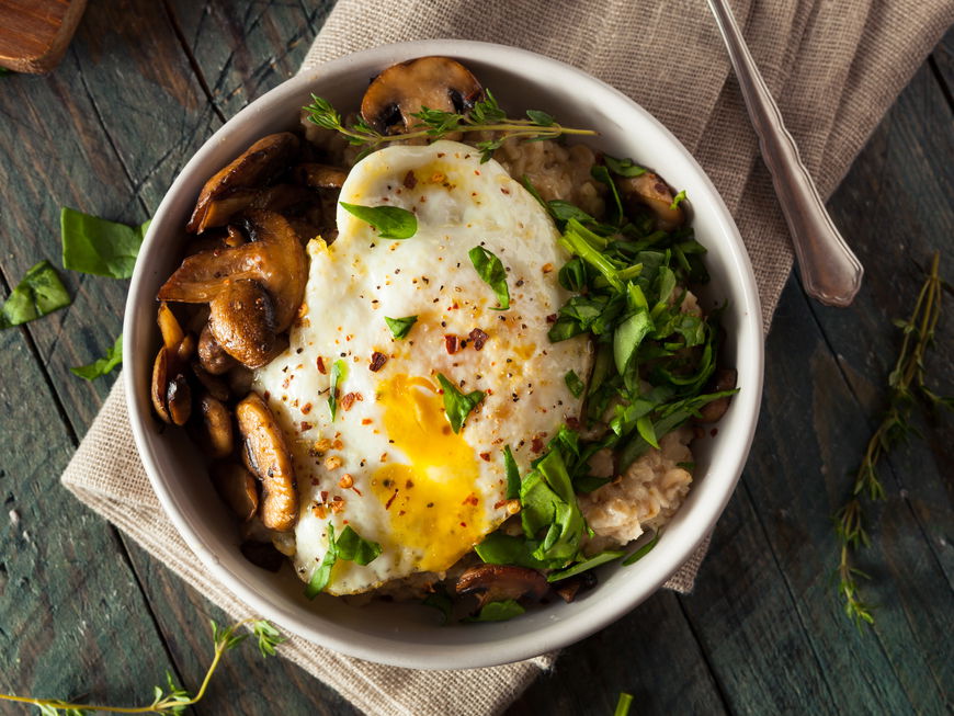 Herzhaftes Porridge mit Ei und Gemüse