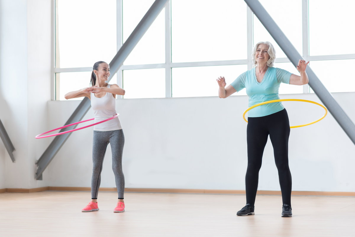 Zwei Frauen machen Hula-Hoop
