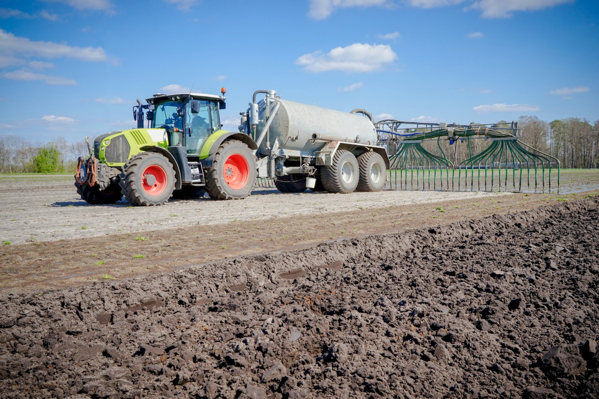 Dünger wird auf Feld getragen