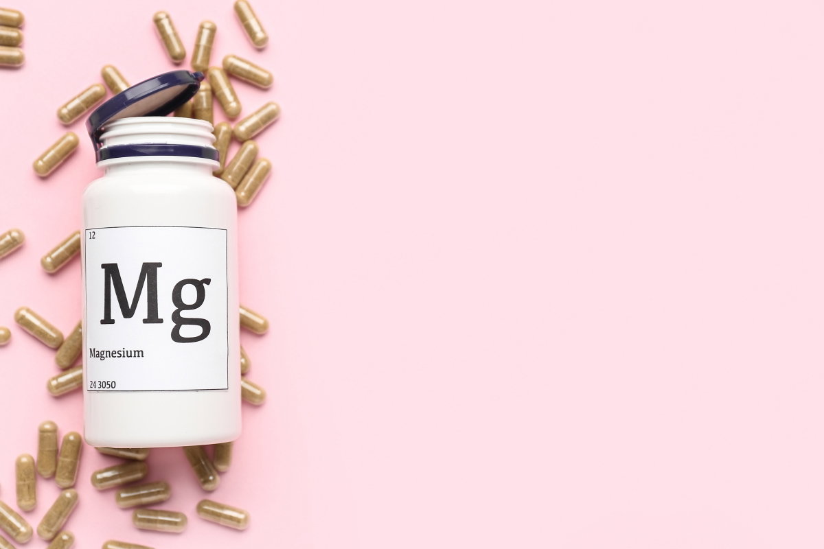 Magnesium-Kapseln auf pinkem Untergrund