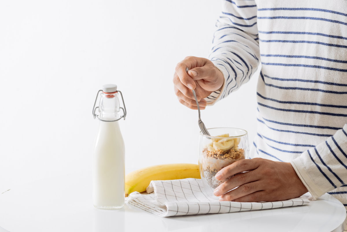 Frau bereitet Overnight Oats zu