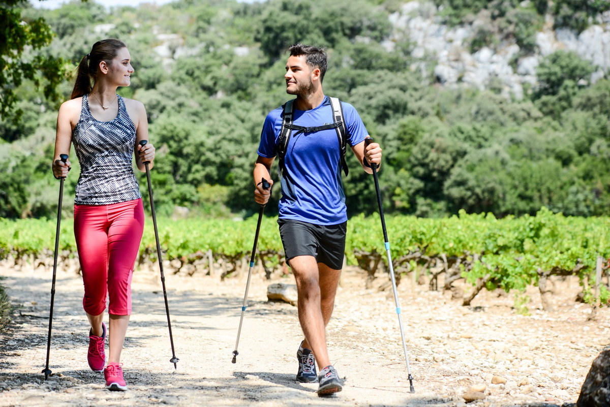 Paar macht Nordic Walking