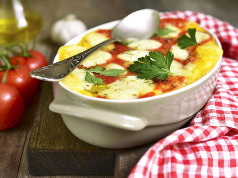 Ofen-Porridge mit Tomatensaft und Chili